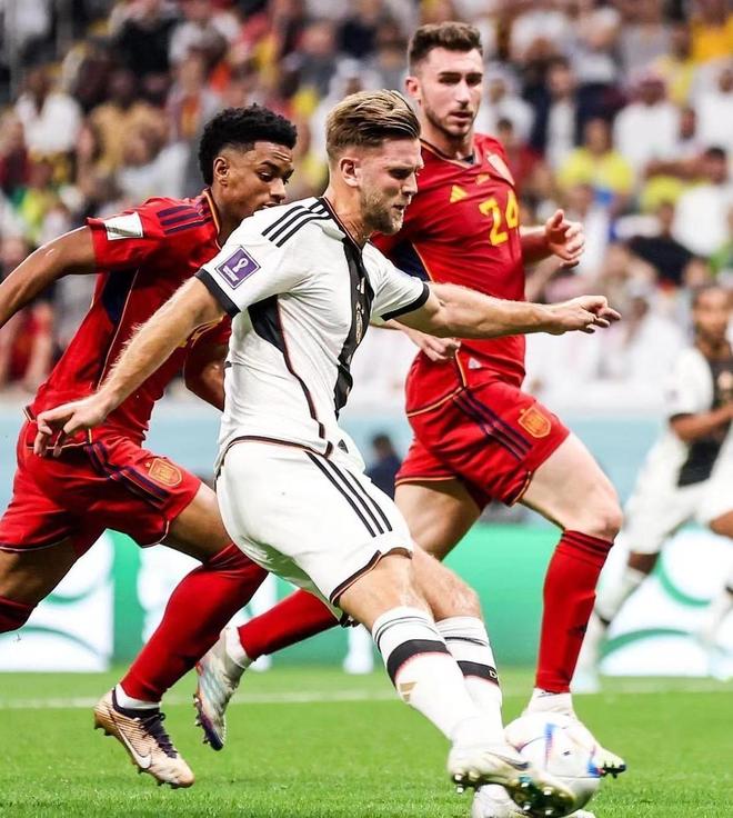 意媒：拜仁天才边锋利契纳或离队，尤文和米兰等队有意争夺（意媒：拜仁新星边锋利契纳或将离队，尤文米兰等队追逐）