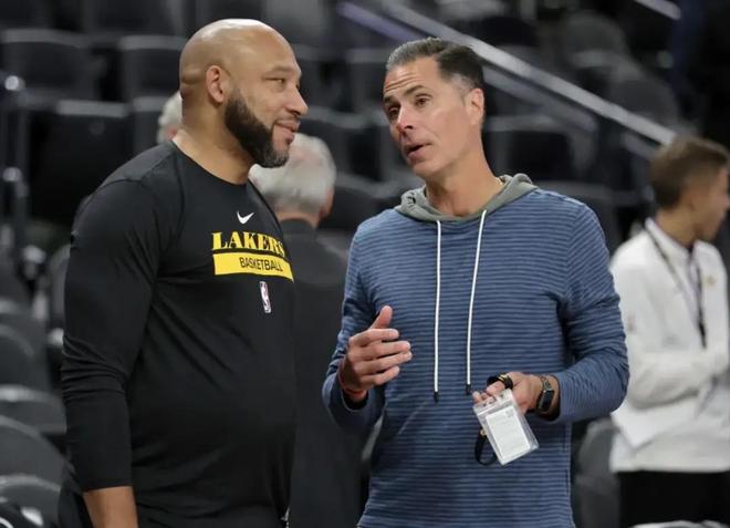 韦斯利-福法纳：埃斯特旺像队中的小宝宝，我们都在帮他适应（韦斯利·福法纳：埃斯特旺像队里最小的孩子，大家正帮他尽快融入）