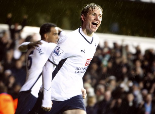 乔伊·巴顿因发布冒犯性社交媒体帖子被判缓刑（乔伊·巴顿因在社交媒体发布冒犯内容获判缓刑）