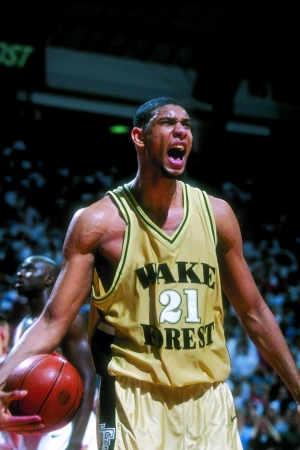 今年上海双雄争冠战启用外籍裁判，去年的主裁为傅明、李海新（今年上海双雄争冠对决将由外籍裁判执法，去年主哨为傅明、李海新）