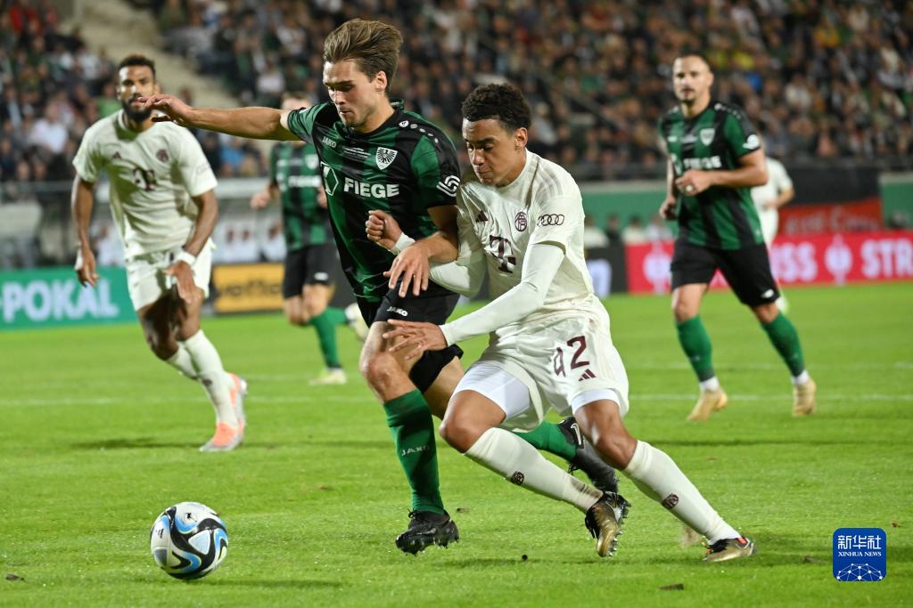 布莱顿球员三笘薰与日本战犯合影引发争议，俱乐部致歉未提菲律宾球迷，引发不满。