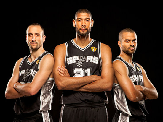 自己给自己颁奖！特朗普获首届FIFA和平奖 因凡蒂诺抛出争议言论（被指“自我加冕”，特朗普摘得首届FIFA和平奖，因凡蒂诺言论引发争议）