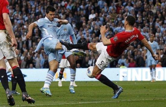 科贝记者：法兰克福球迷往巴萨球迷区投掷杂物甚至发射焰火（科贝记者称：法兰克福球迷向巴萨看台抛掷杂物并燃放焰火）