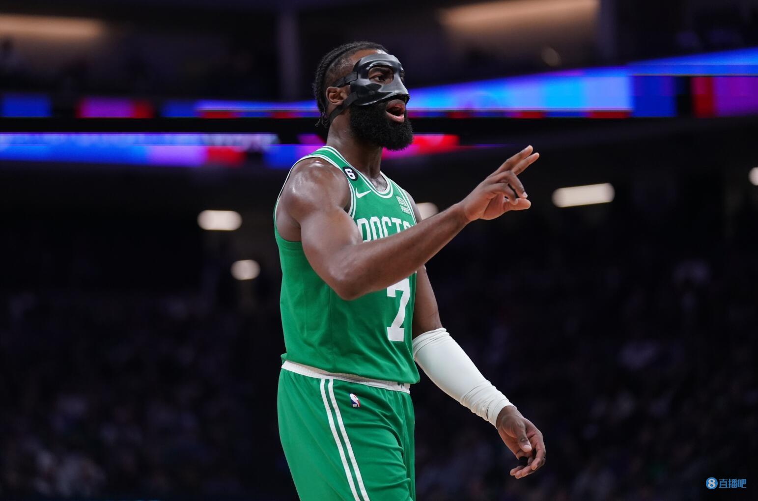 曼联考虑签下巴莱巴，期待填补中场空缺，暂无戈麦斯交易计划。（曼联有意引进巴莱巴补强中场，戈麦斯转会暂不推进）