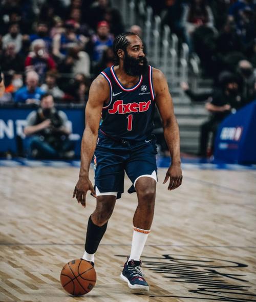 球队在客场打出稳定表现，士气高涨（客场表现稳健，士气正盛）